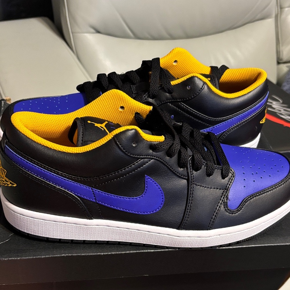 Jordan Men's Black and Purple Sneakers